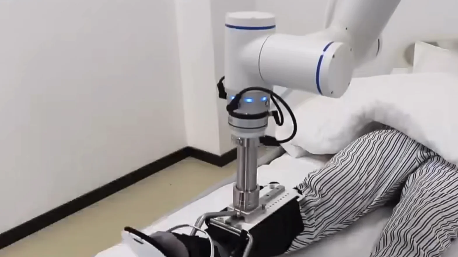 Education and research scene: collaborative robotic arm deployed in a competition training lab.