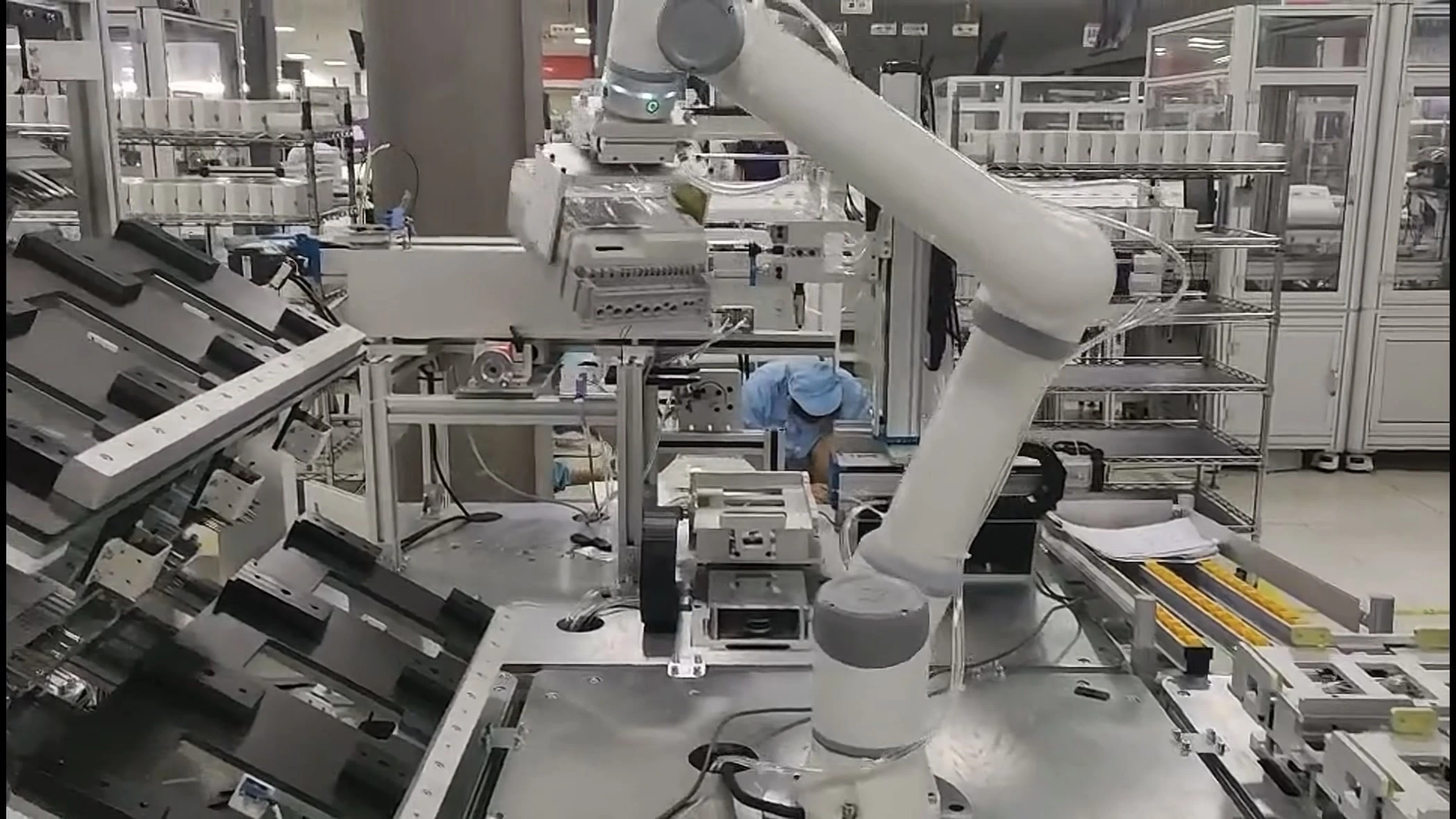 Medical and laboratory application: collaborative robotic arm material handling in a lab automation scene.