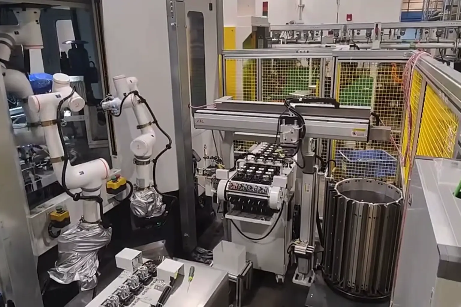 Roooll CNC tending application guide: collaborative robotic arm loading and unloading parts at a machine tool door