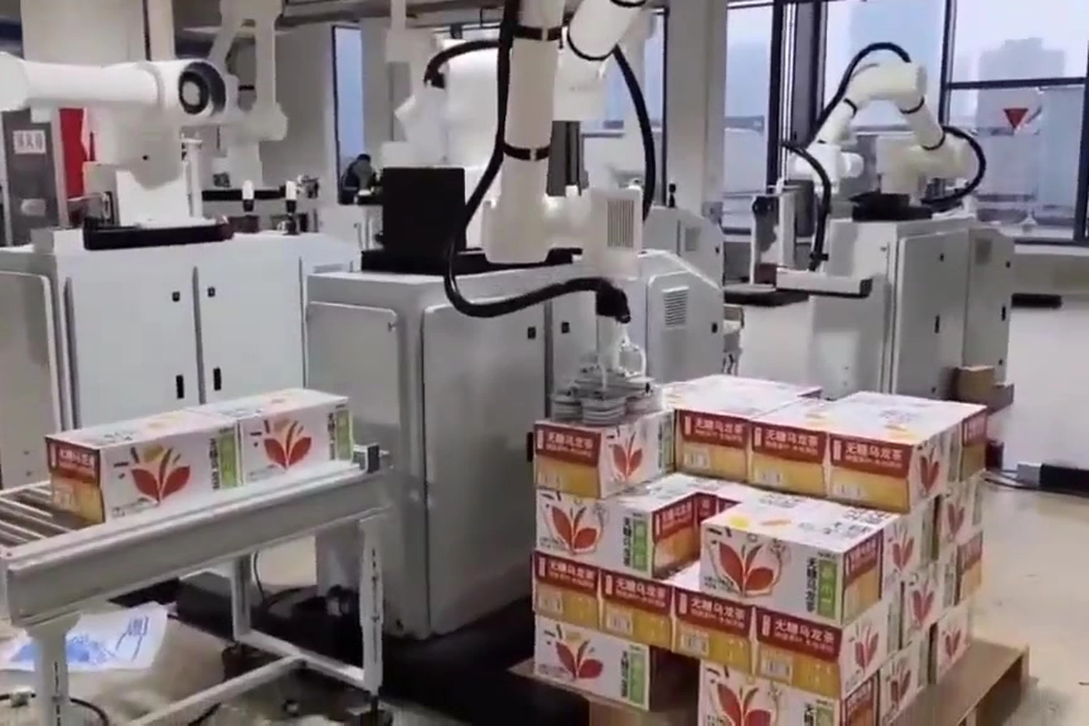Roooll palletizing application guide: collaborative robotic arm stacking cartons on an end-of-line pallet workcell